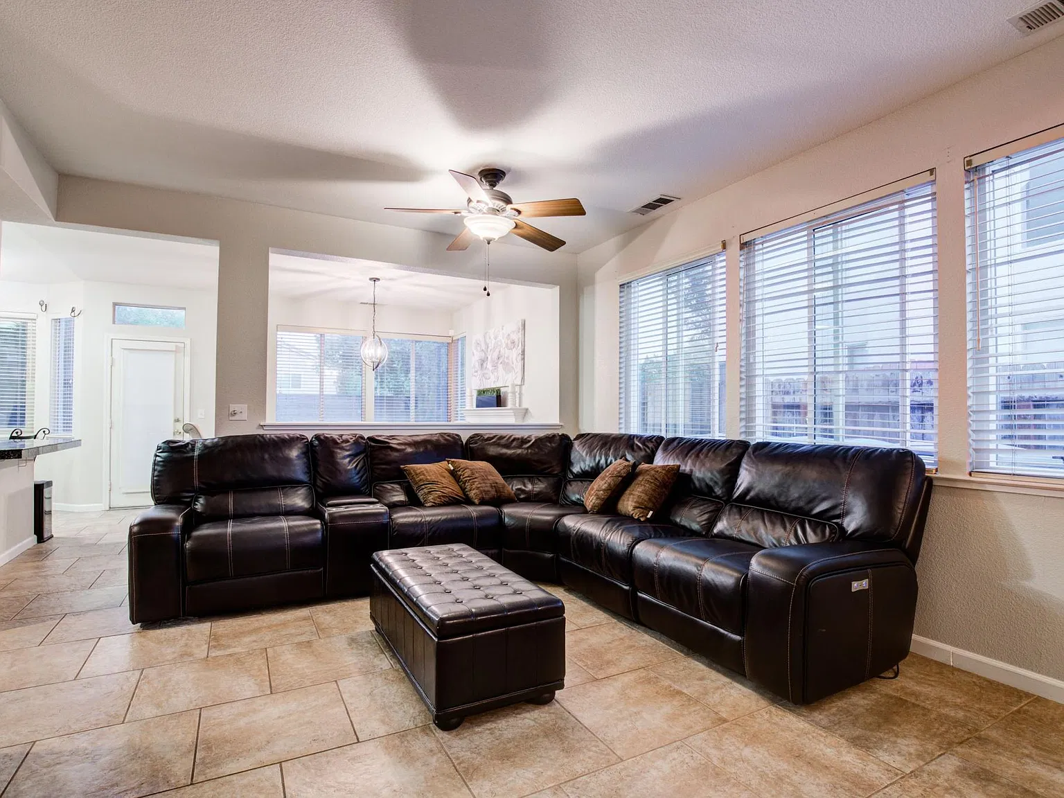 4 bed, 1913 sqft, $3,385 — Photo 3