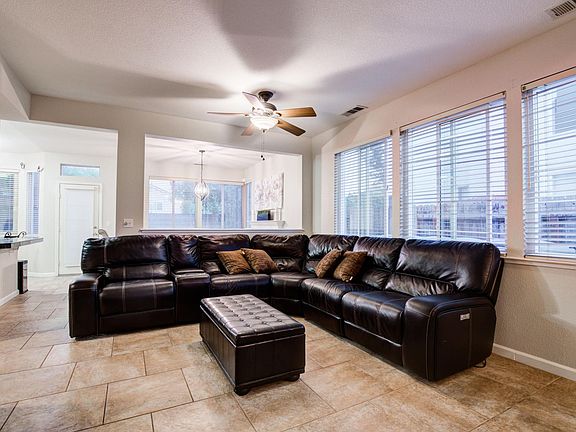 3rd image of 1031 Syracuse Cir