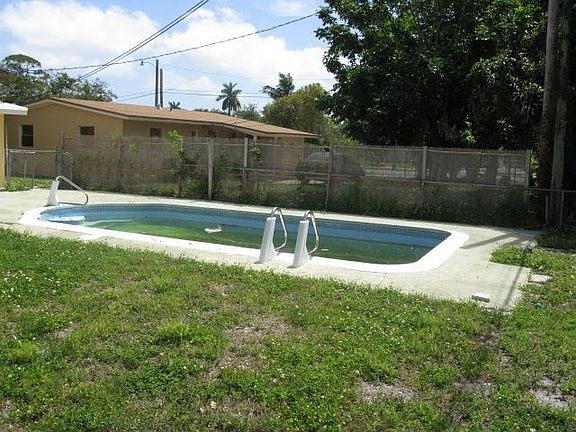 5th image of 1626 NW 15th Ter