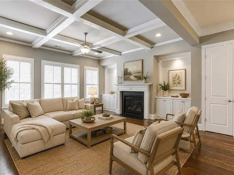 914 Canterbury Ln NE — Photo 3