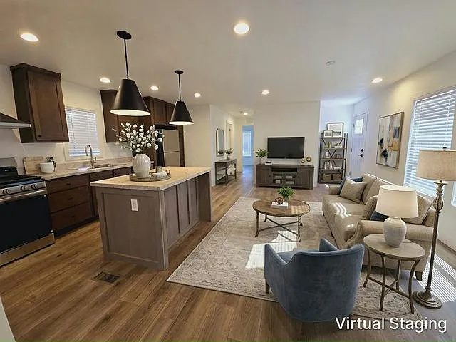 3 bed, 2.0 bath, 960 sqft, $1,960 — Photo 2