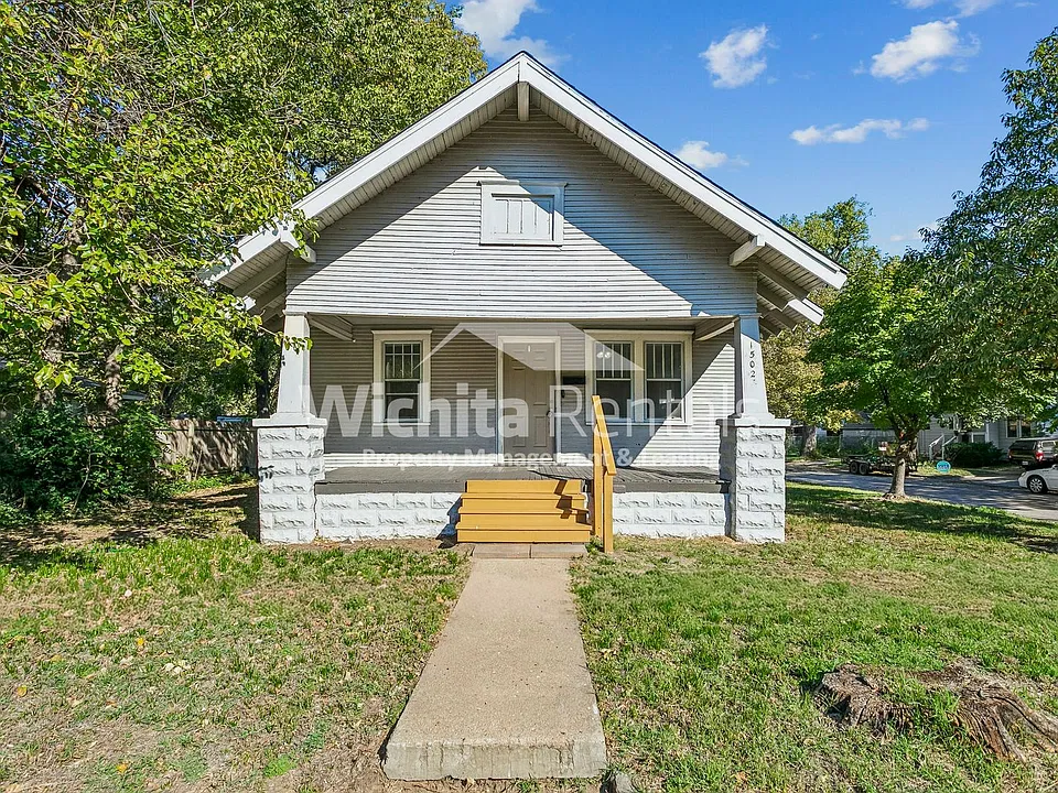 1502 W 2nd St N