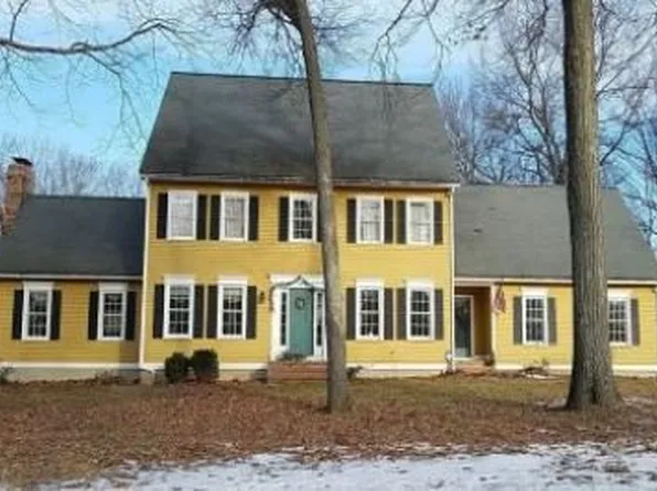 4 Guinevere Cir, Shrewsbury, MA 01545