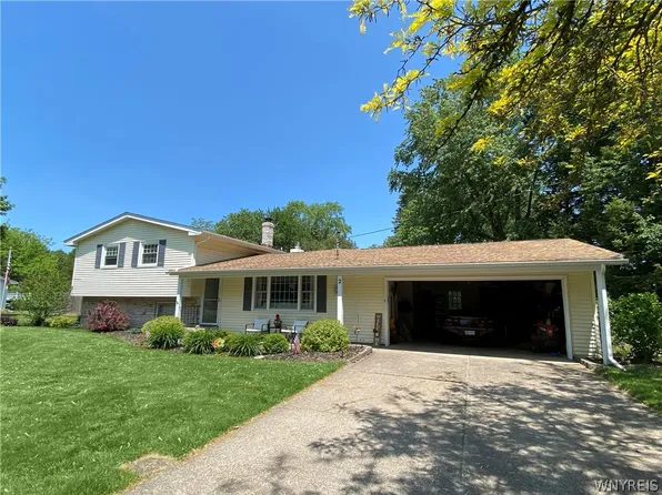 2 Miller Dr, Lyndonville, NY 14098