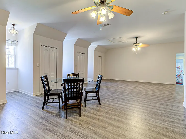 613 Clarendon Ave — Photo 37