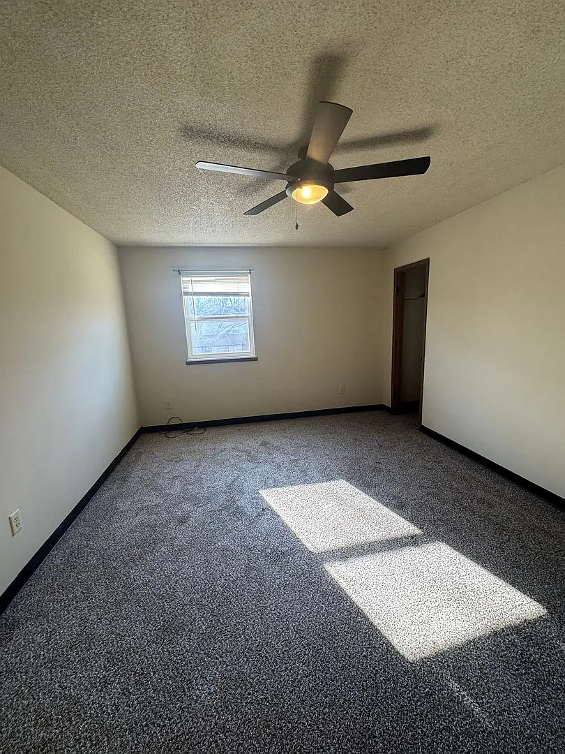 Building Photo - 4521-4533 W Bellview Dr