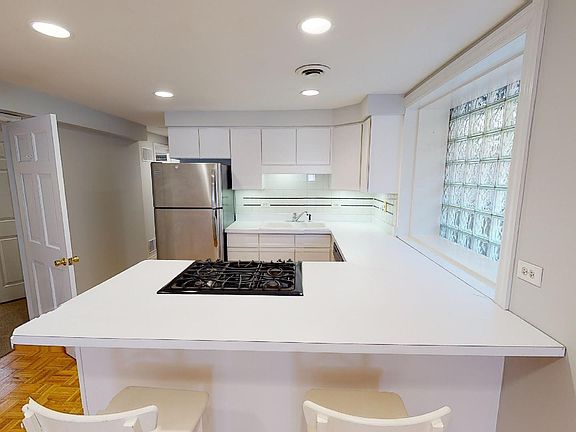 4th image of 3043 N Kenmore Ave #G