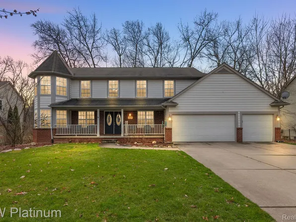 2107 Deer Run Trl, Waterford, MI 48329