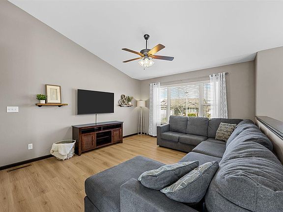 3rd image of 455 Camden St