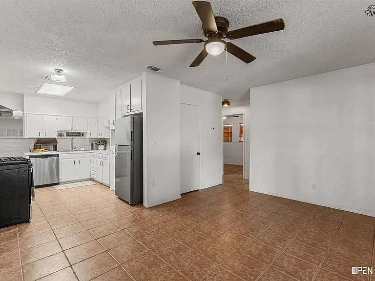 2920 Cunningham Dr — Photo 7