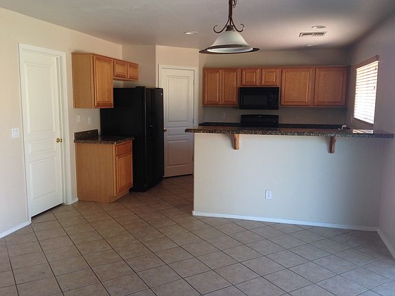 Granite counters and eat in kitchen