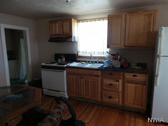3rd image of 414 Allan St