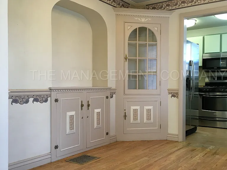 576 Addison Ave W — Photo 9