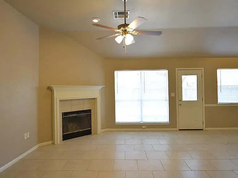 2717 Greenbriar Ct — Photo 3