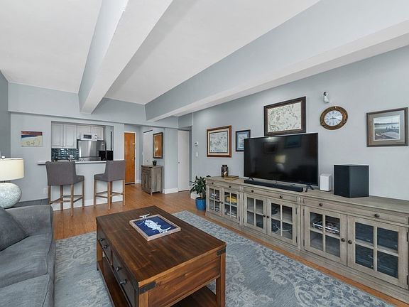 5th image of 42 8th St APT 3410