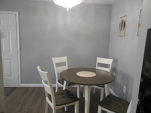 2nd image of 129 Sussex Pl #129