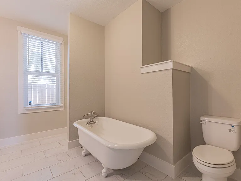 1121 E Crockett St — Photo 18