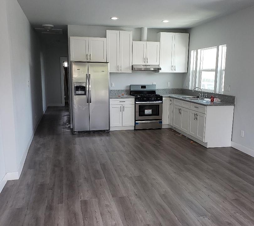 1st image of 268 W 41st Pl