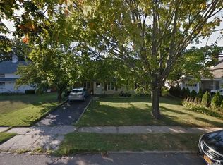 28 Cottonwood Ln, Westbury, NY 11590