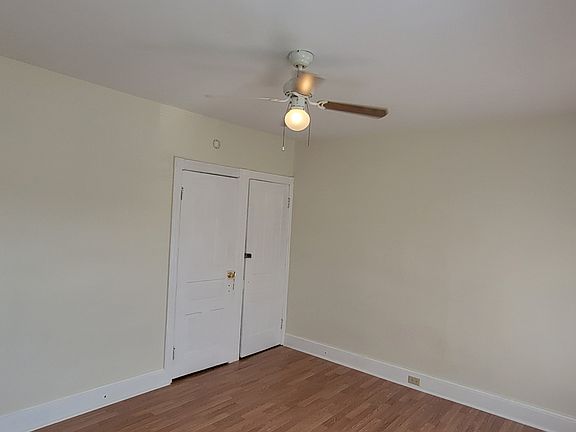 Bdedroom has ceiling fan