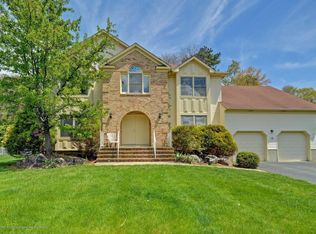 10 Locksley Ln, Manalapan, NJ