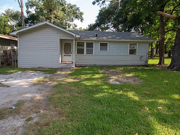 Seller had a rent house that he want sell. It could be a great home for first time buyer. 4-2 on large lot