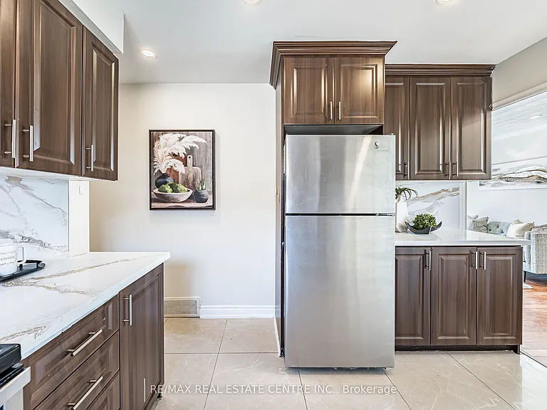 2 Milner Rd #MAIN FLOOR — Photo 21