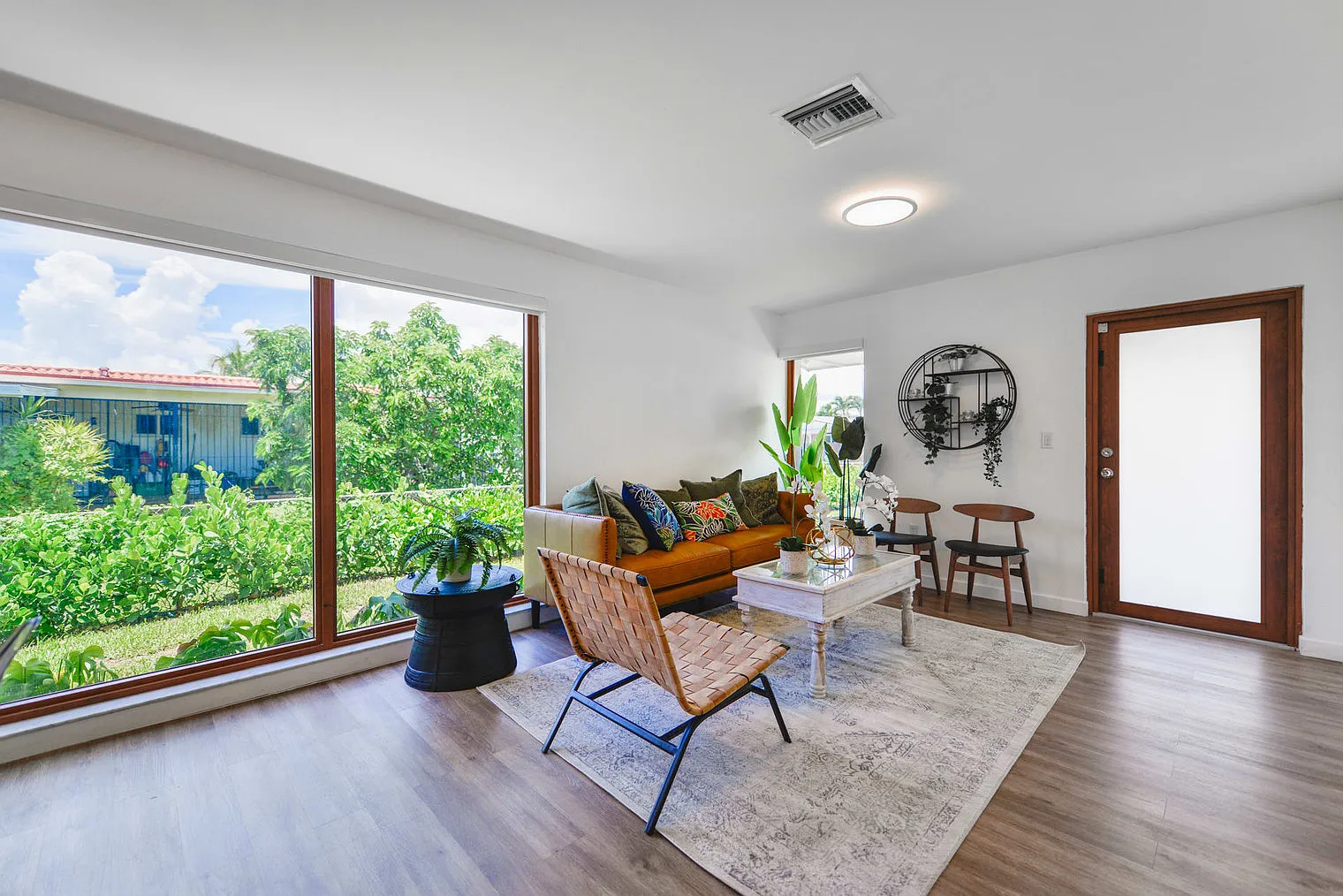 4 bed, 2.0 bath, 2142 sqft, $6,520 — Photo 4
