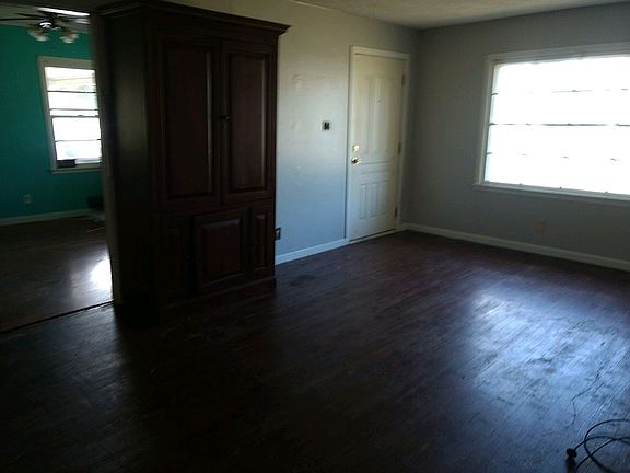 2nd image of 1105 Market St W