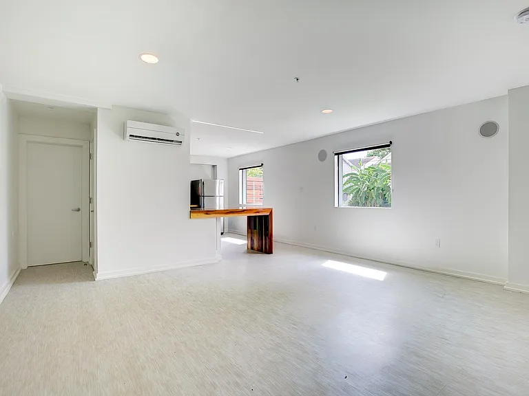 635 N Scott St — Photo 13