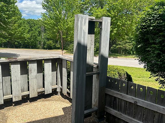 4th image of 35 Fairway Dr