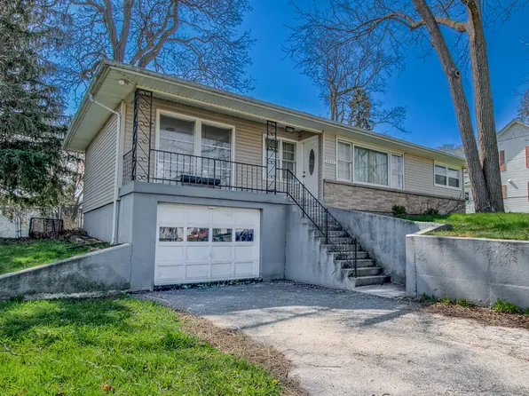 4113 W Crystal Lake Rd, McHenry, IL 60050