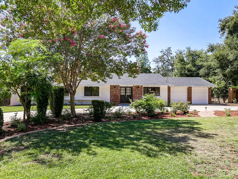 1710 Country Club Dr — Photo 4