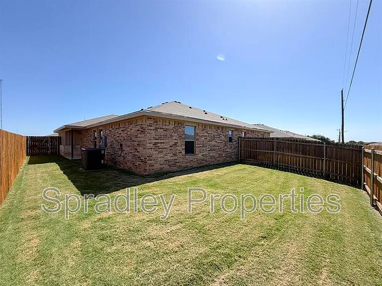 1047B Edwards Dr — Photo 6