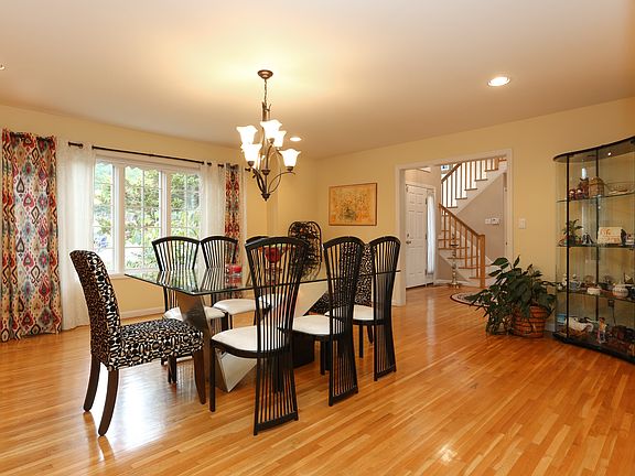 4th image of 90 Wellington Ct