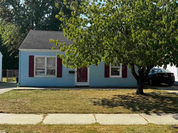 19380 Roscommon St, Harper Woods, MI 48225