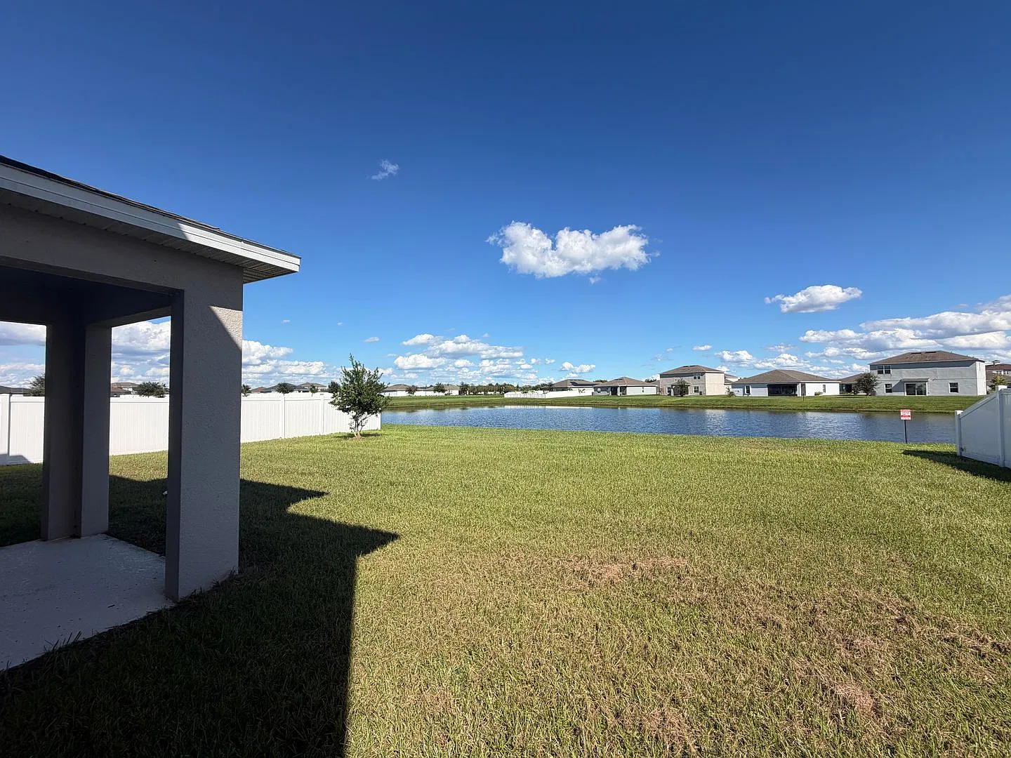 6 Bedroom single family water view home, new paint, new carpet. Located in Kissimmee! — Photo 3