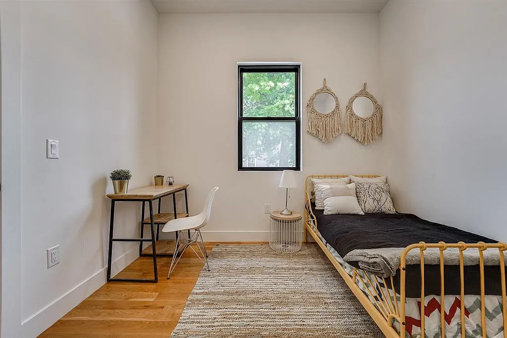 2 bed, 950 sqft, $3,300 — Photo 1