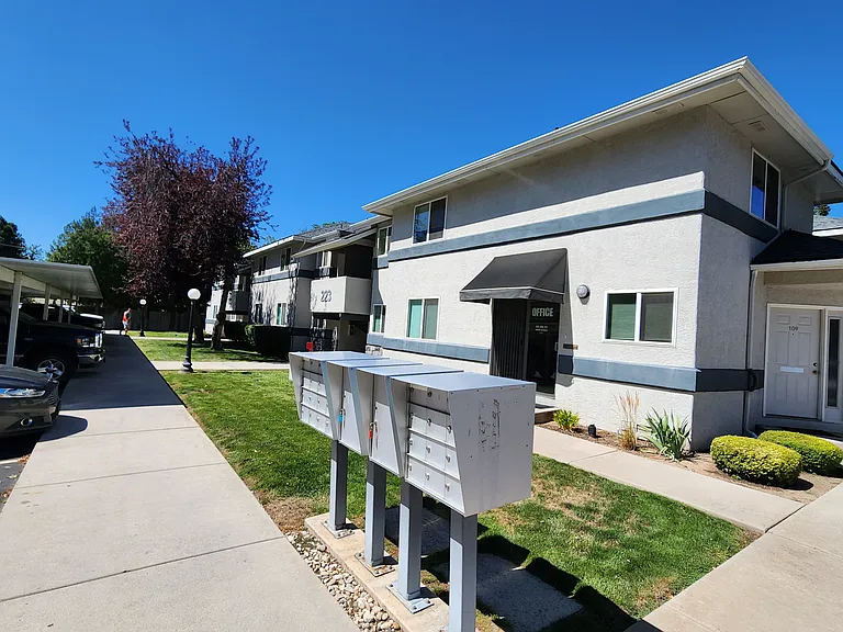 Cobblestone Court Apartments — Photo 12