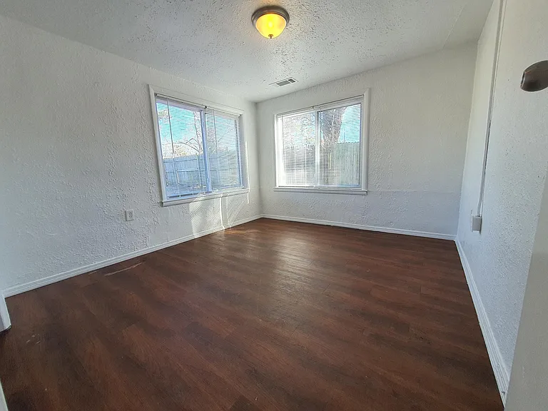 1137 Lloyd Dr — Photo 6