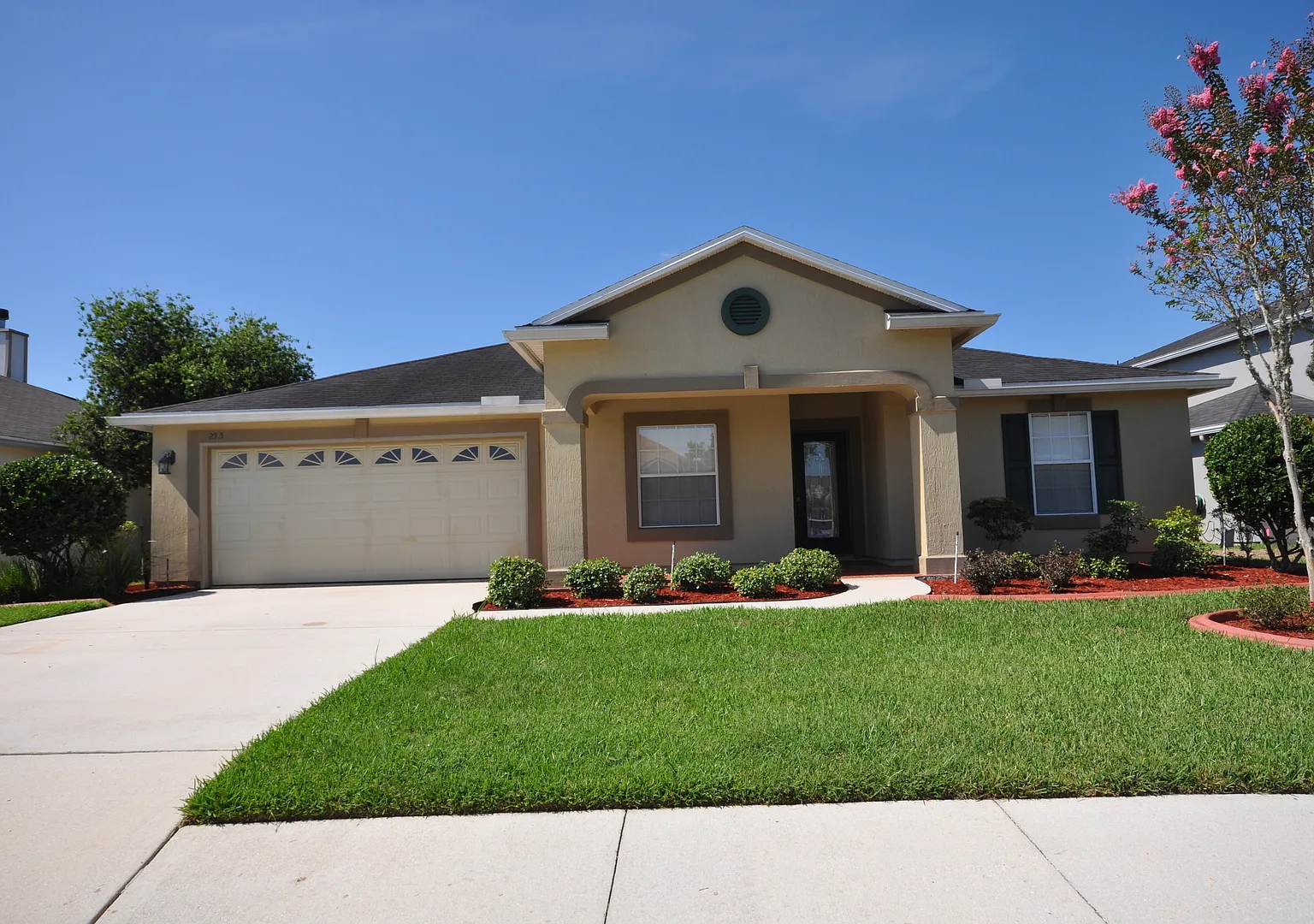 Charming, Well Kept in Wonderful Community! — Photo 1