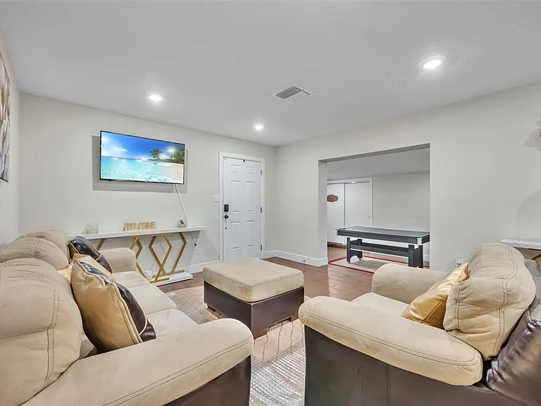 1221 Elinore Dr — Photo 5