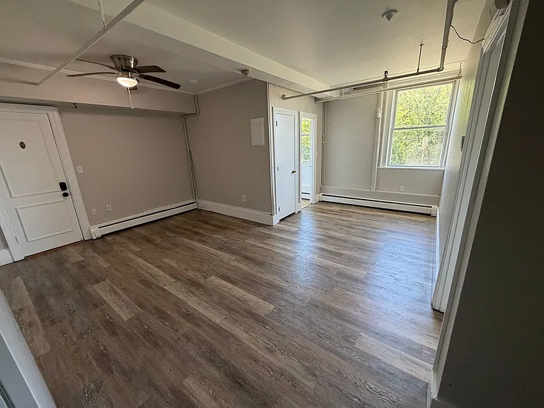 423 Pelham St — Photo 4