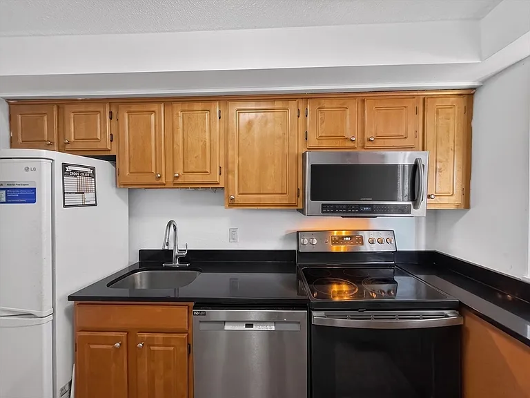 1025 Hancock St #8C — Photo 5