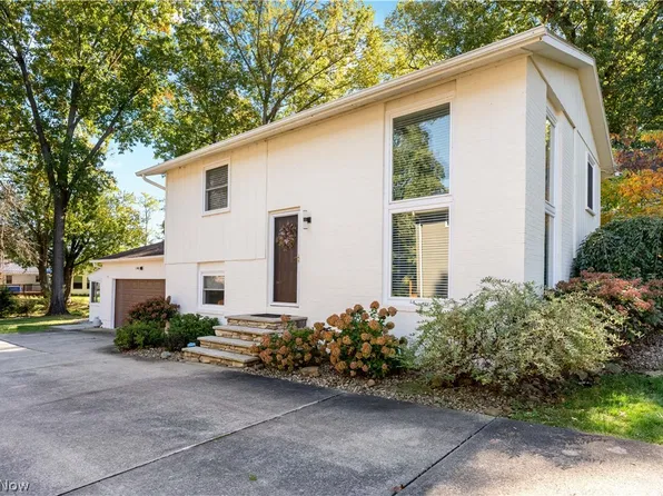 6274 Woodmoor Ave NW, Canton, OH 44718