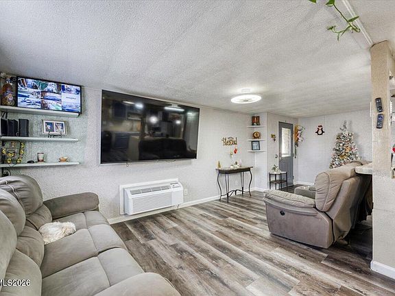 5th image of 985 Villa Way