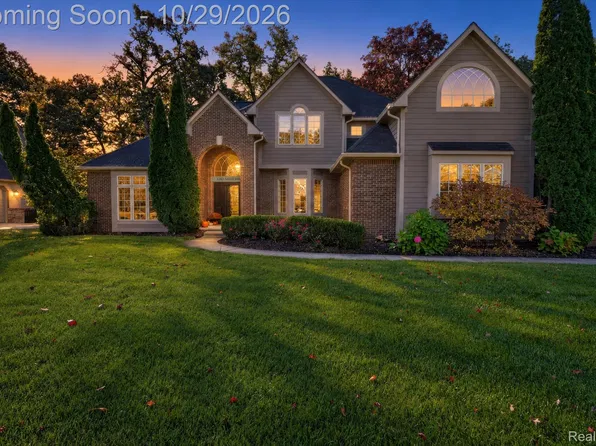 2282 Sandlewood Dr, White Lake, MI 48383