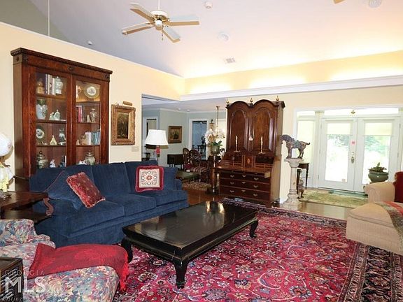 3rd image of 233 Wellington Cir