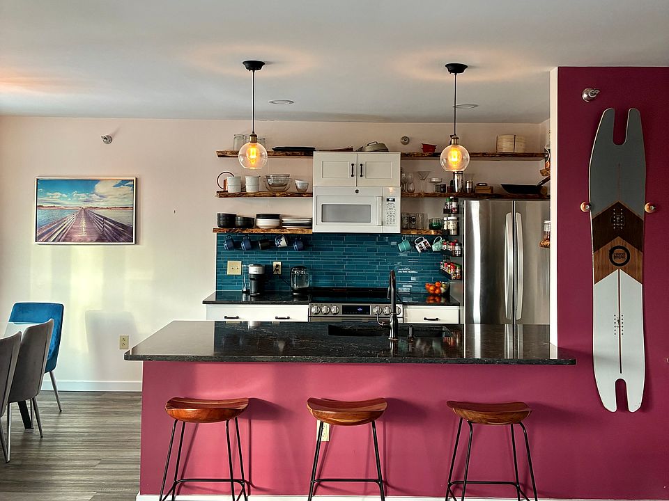 Eat-in kitchen