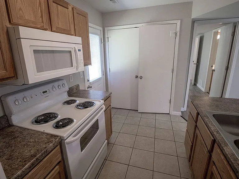 1405 Greensboro Dr — Photo 9